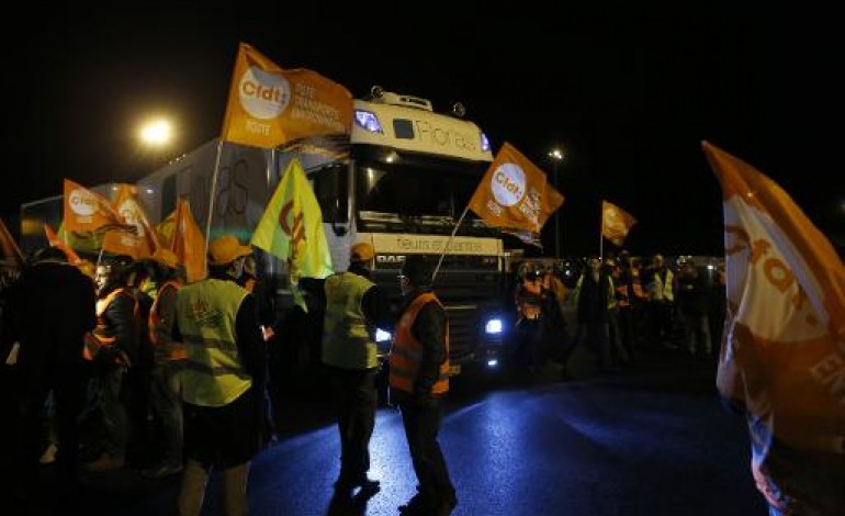 Paris (AFP). Les routiers entament une grève reconductible pour leurs salaires