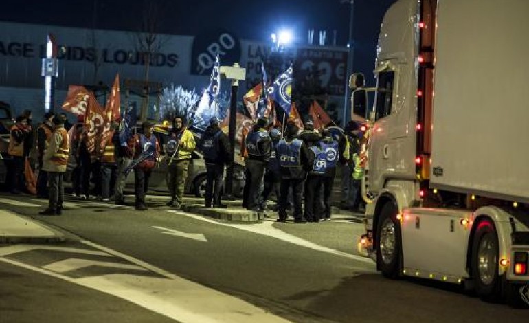Paris (AFP). Les routiers espèrent étendre la grève sur tout le territoire 