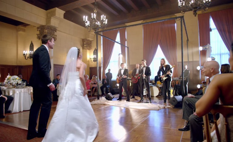 Dans son nouveau clip, Maroon 5 débarque dans des mariages ! 