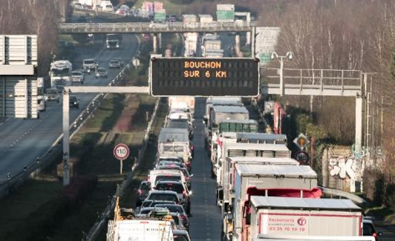 Paris (AFP). Les routiers maintiennent la pression, l'Ouest au ralenti