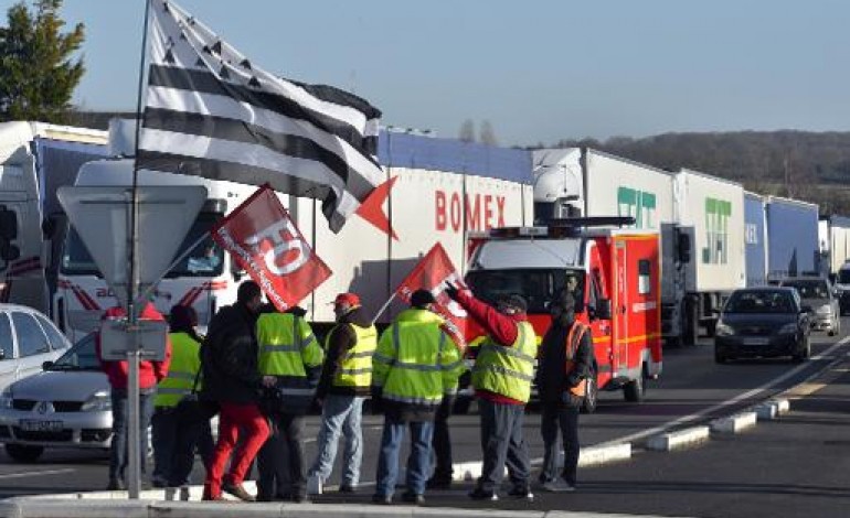 Paris (AFP). La grève des routiers prend de l'ampleur à la veille de négociations tendues