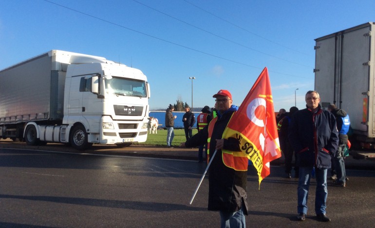 Grève des routiers : blocage du dépôt de carburant de Grand-Quevilly