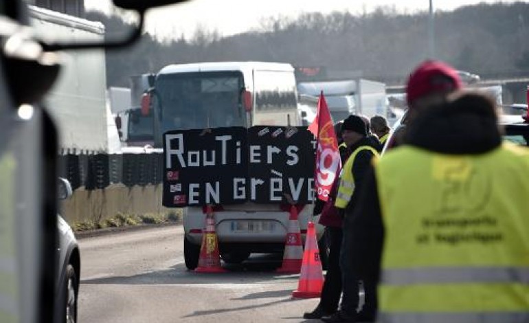 Paris (AFP). Les négociations salariales reprennent sous la pression des routiers en grève