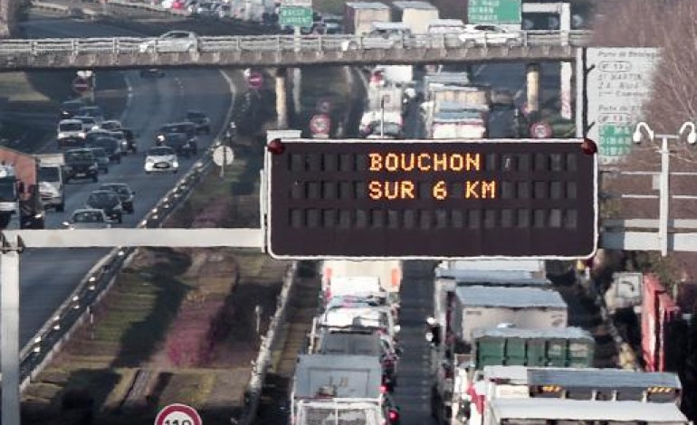 Paris (AFP). Les routiers à nouveau mobilisés, les négociations salariales sous pression