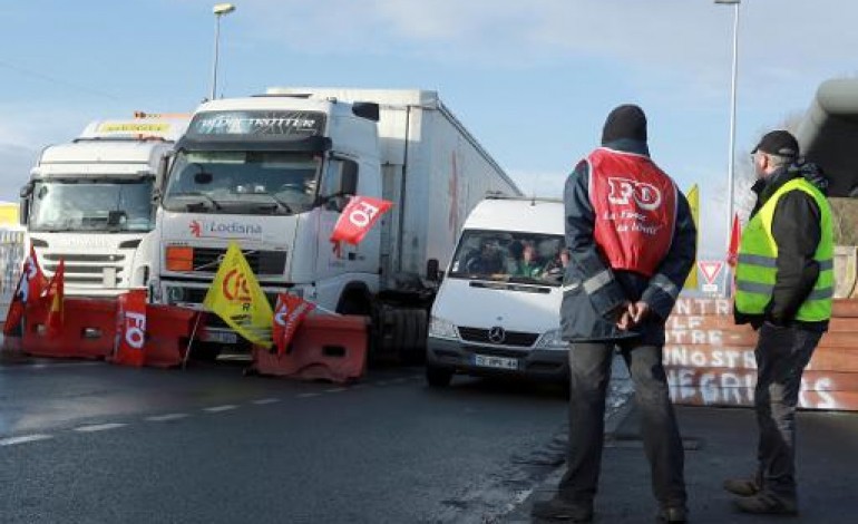 Paris (AFP). Routiers: la grève se poursuit, de nouvelles négociations prévues jeudi