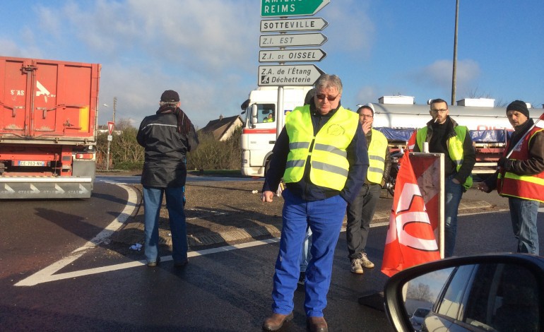 Les routiers en colère continuent les blocages à Grand-Couronne