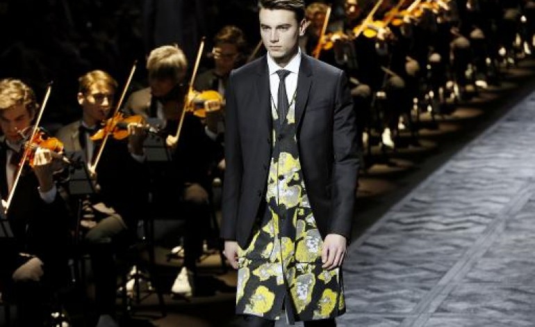 Paris (AFP). Mode hommes: smoking et baskets, l'élégance cool de Dior