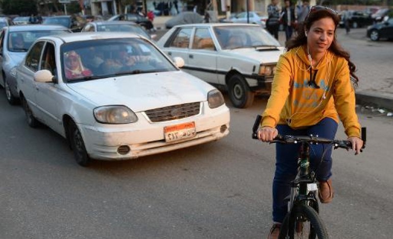 Le Caire (AFP). Au Caire, de rares femmes affrontent à vélo bouchons et harcèlement