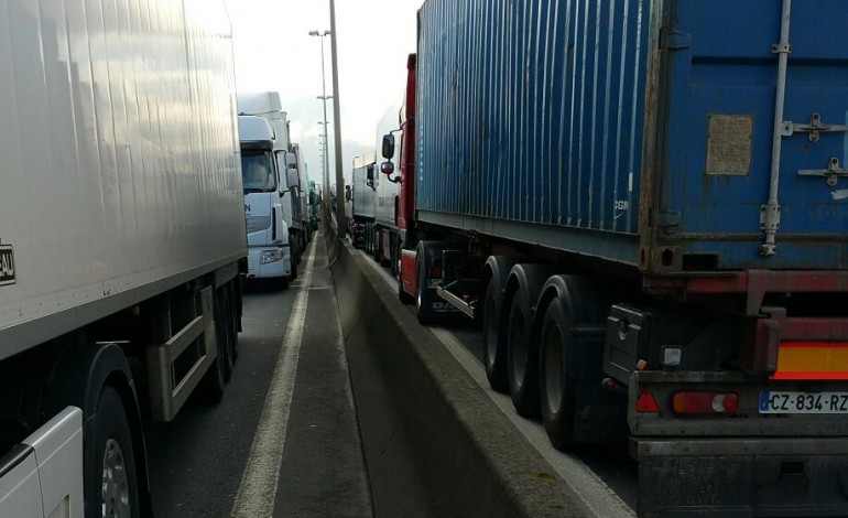 A Caen, les routiers bloquent la zone d'Object'Ifs Sud