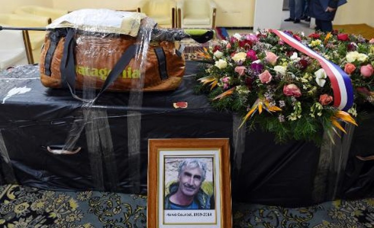 Aéroport de Roissy (France) (AFP). Le corps d'Hervé Gourdel, décapité en Algérie, est arrivé en France