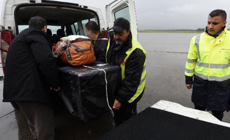 Aéroport de Roissy (France) (AFP). La dépouille d'Hervé Gourdel, décapité en Algérie, rapatriée en France