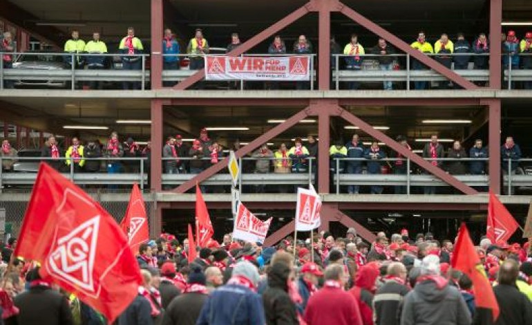 Berlin (AFP). Négociations salariales: 70.000 grévistes dans l'industrie allemande