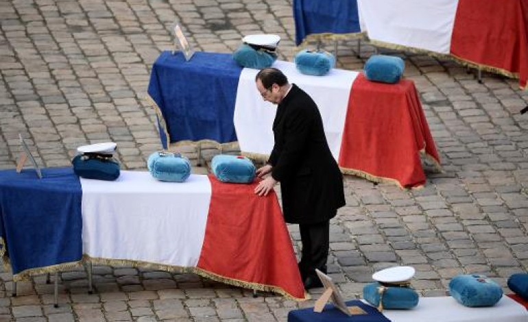 Paris (AFP). Hommage national aux Invalides aux soldats tués dans un crash en Espagne