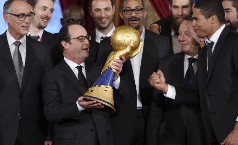 Paris (AFP). François Hollande honore des Experts gagnants, qui font le show à l'Elysée