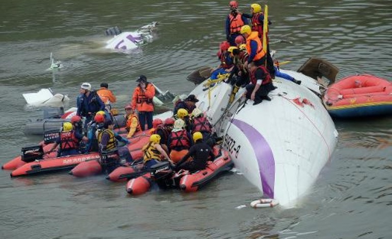 Taipei (AFP). Taïwan: 9 passagers présumés morts dans le crash d'un avion tombé dans une rivière