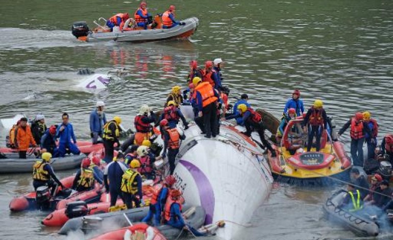 Taipei (AFP). Taïwan: 11 passagers présumés morts dans le crash d'un avion tombé dans une rivière