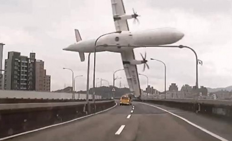 Taipei (AFP). Taïwan: 16 morts, 27 disparus dans le crash d'un avion tombé dans une rivière