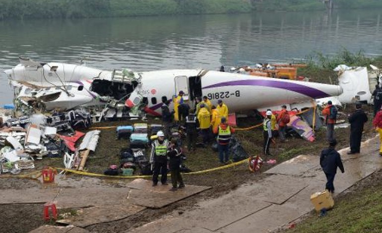 Taipei (AFP). Crash d'un avion à Taïwan: 12 disparus recherchés, le pilote salué comme un héros