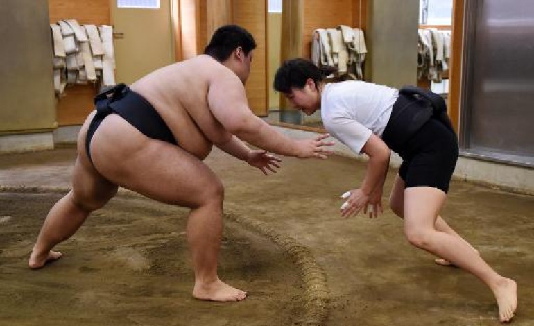 Tokyo (AFP). A Tokyo, des Japonaises prennent d'assaut le sumo, sport très masculin