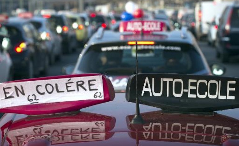 Paris (AFP). Opération escargot des auto-écoles à Paris contre la réforme du permis de conduire