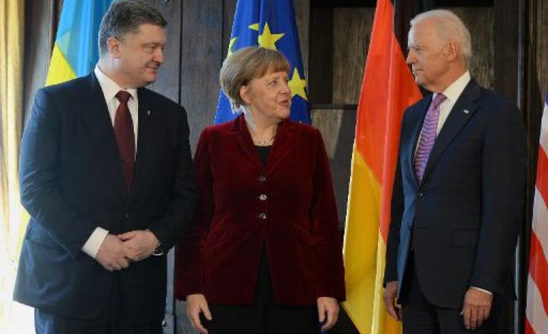 Munich (Allemagne) (AFP). Ukraine: Merkel et Hollande défendent l'option de la dernière chance 