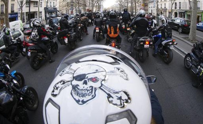 Paris (AFP). Des motards protestent à Paris contre le plan antipollution de la mairie