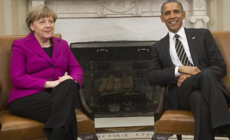 Kiev (AFP). Ukraine: Obama et Merkel évoquent la livraison d'armes, l'UE reporte ses sanctions