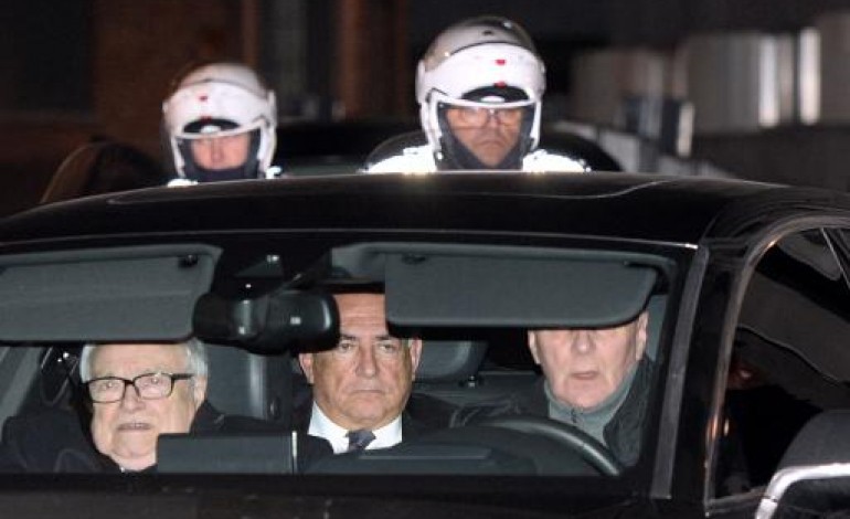 Lille (AFP). Carlton: trois femens accueillent Dominique Strauss-Kahn aux cris de macs-clients déclarés coupables