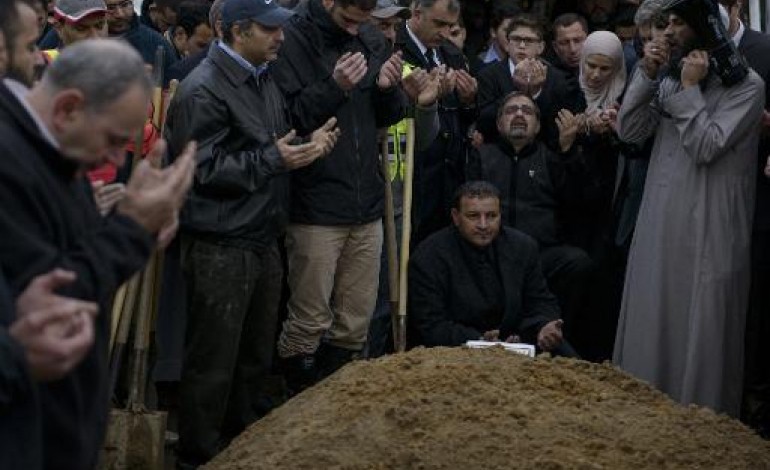 Chapel Hill (Etats-Unis) (AFP). Etats-Unis: funérailles des étudiants musulmans assassinés