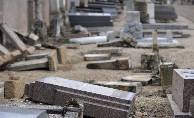 Paris (AFP). Des centaines de tombes profanées au cimetière juif de Sarre-Union