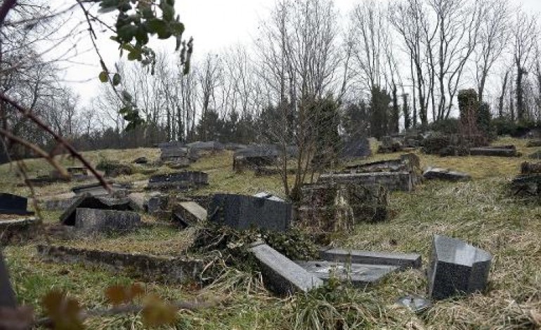 Melun (AFP). Tombes juives profanées: Hollande devrait se rendre mardi dans le Bas-Rhin