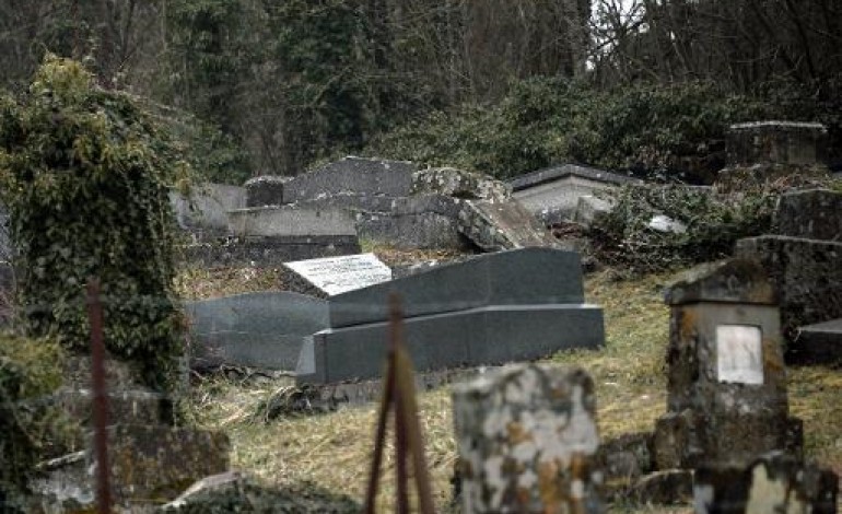 Sarre-Union (France) (AFP). Hollande arrivé au cimetière juif profané de Sarre-Union
