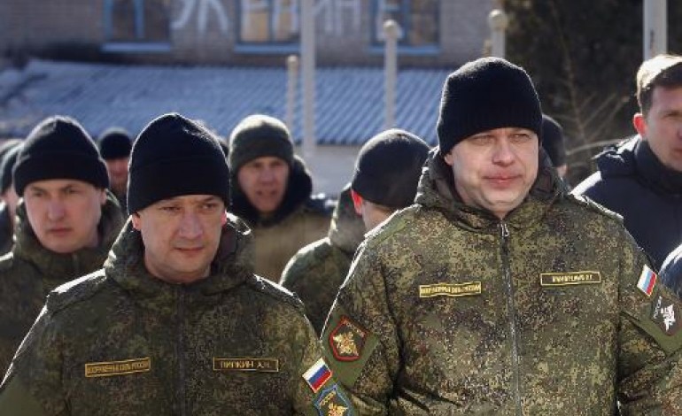 Tchernoukhino (Ukraine) (AFP). Kiev accuse Moscou de torpiller la paix, offensive rebelle à Debaltseve 