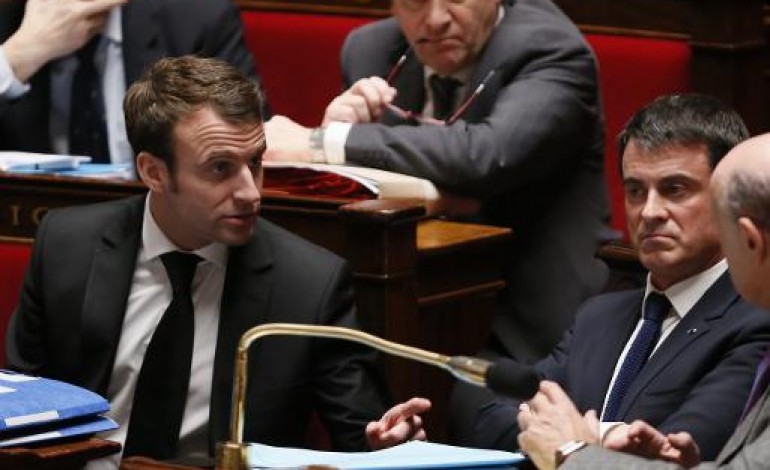 Paris (AFP). Le gouvernement choisit de passer en force sur la loi Macron, crise au PS