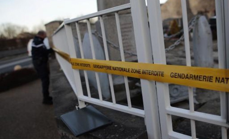 Tracy-sur-Mer (France) (AFP). Dégradations dans un cimetière normand: arrivée des enquêteurs