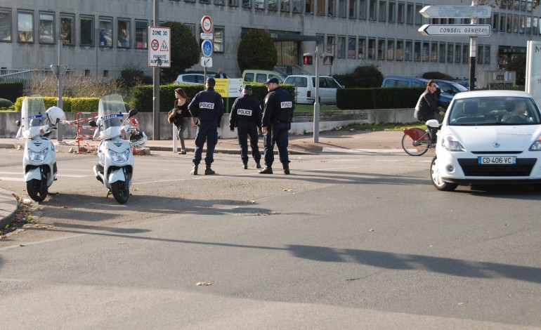 Sans permis et ivre, il fuit et percute un véhicule de police à Grand-Couronne