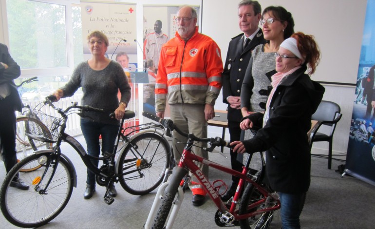 Quand la police seinomarine redonne les vélos abandonnés à la Croix-Rouge