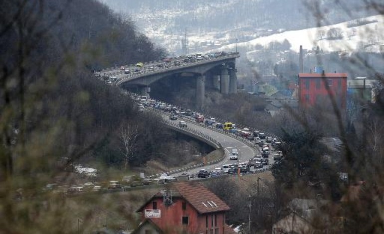Grenoble (AFP). Circulation chaotique à cause de la neige sur la route des Alpes