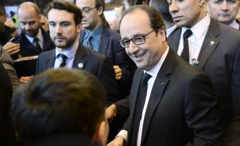 Paris (AFP). Au Salon de l'agriculture, Hollande met en garde contre le FN et admoneste la majorité