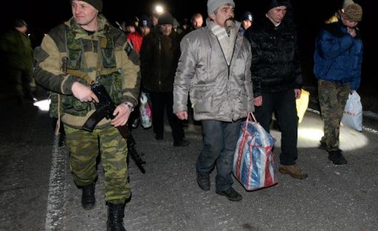 Jolobok (Ukraine) (AFP). Ukraine: sur la ligne de front, dans la nuit, les prisonniers changent de camp