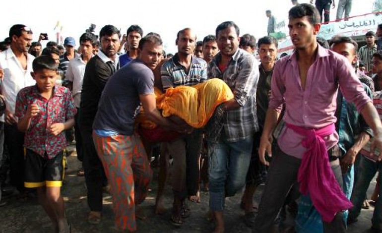 PATURIA (Bangladesh) (AFP). Bangladesh: le naufrage d'un ferry fait au moins 38 morts et des disparus