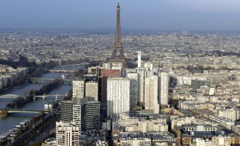 Paris (AFP). Nouveaux survols nocturnes de drones à Paris, le mystère reste entier