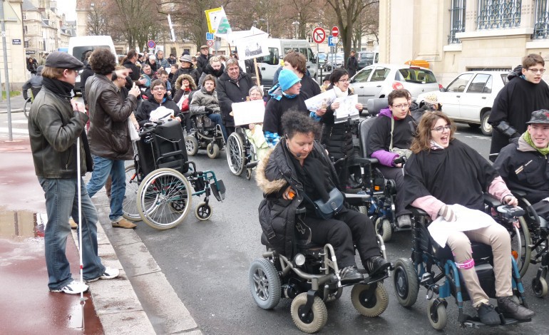 150 handicapés manifestent dans les rues de Caen
