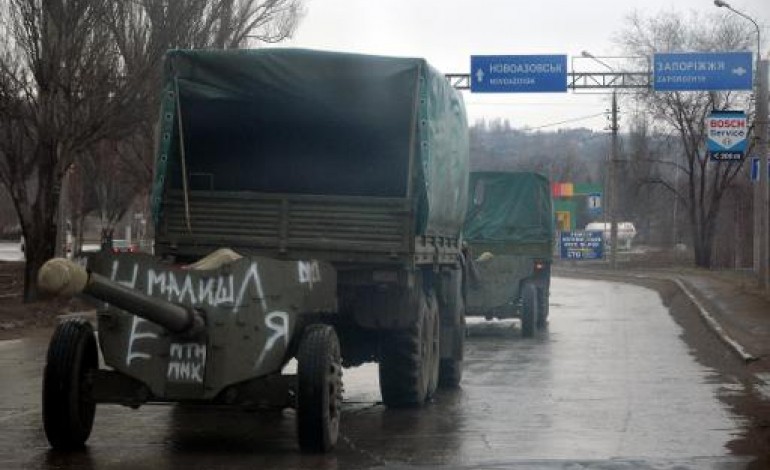 Artemivsk (Ukraine) (AFP). Ukraine: Kiev entame le retrait des armes lourdes, anniversaire de la prise du parlement de Crimée