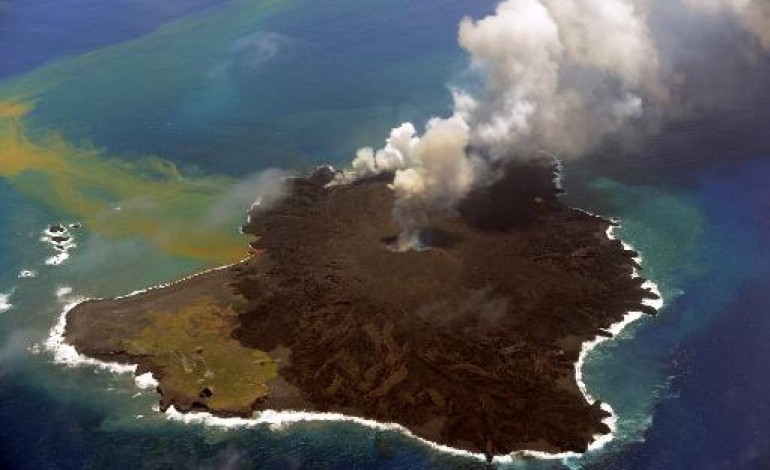 Tokyo (AFP). Japon: une nouvelle île volcanique, émergée en 2013, grossit encore