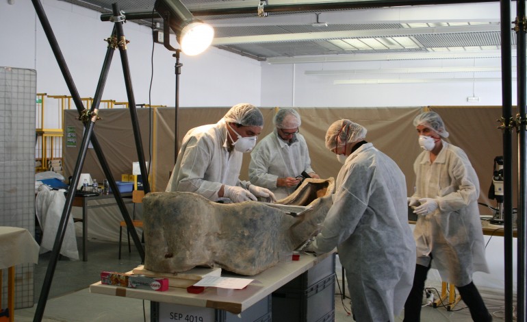 A l'université de Caen, les experts font parler deux sarcophages en plomb