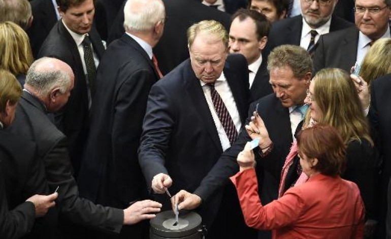 Berlin (AFP). Les députés allemands débloquent les aides à la Grèce