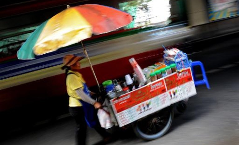 Bangkok (AFP). En Thaïlande, chasse aux marchands ambulants sur les trottoirs de Bangkok