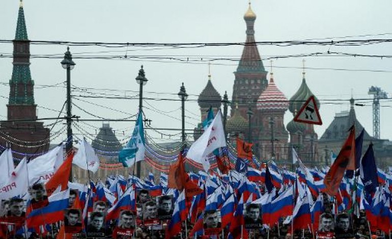 Moscou (AFP). Moscou: l'hommage par dizaines de milliers à l'opposant Nemtsov, 