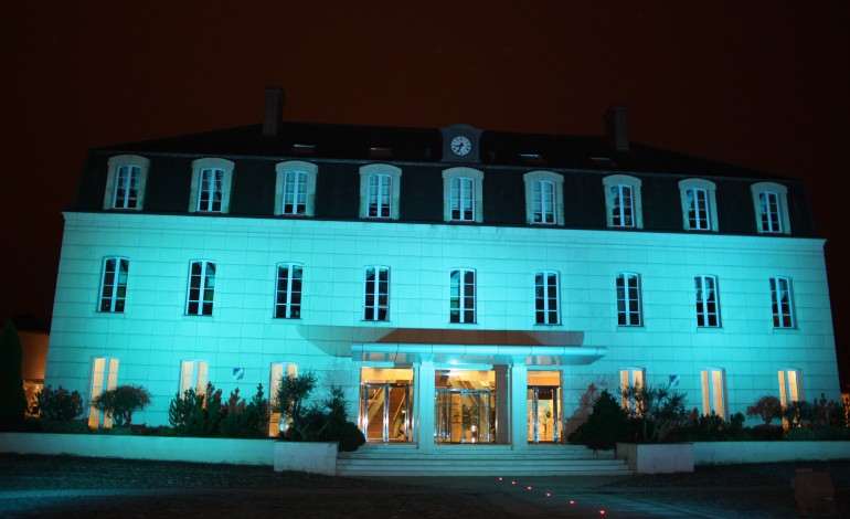 Le siège du conseil général de l'Orne, illuminé en bleu